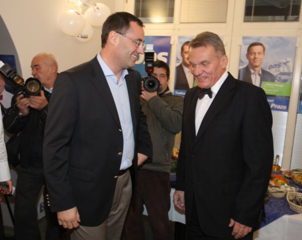 Boris Šťastný (vlevo) má k vedení radnice výhrady.