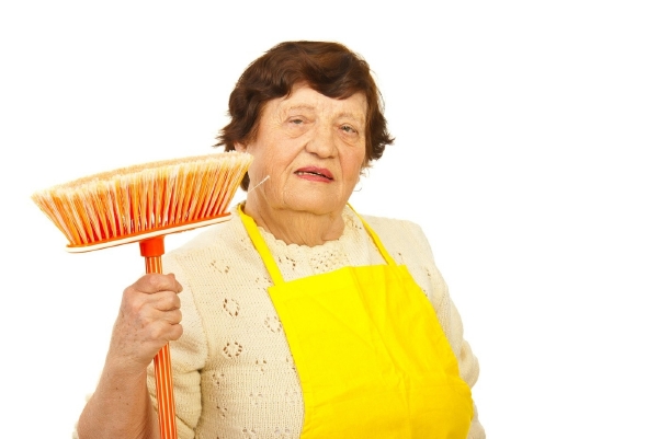 Starší žena zahnala lupiče se zbraní obyčejným koštětem (ilustrační foto).