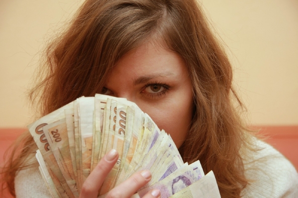 Statistiky ukazují, že ženám rostly platy víc. Ve zdravotnictví, ale i kvůli propouštění.