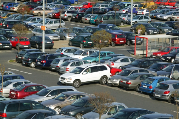 Ministerstvo dopravy bude kvůli přeplněným silnicím a parkovištím podporovat takzvaný car-sharing.