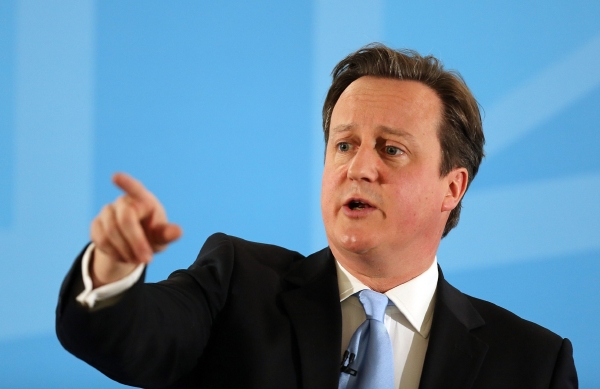 David Cameron zachránil ovci z bažiny.