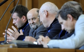 Jaroslav Eliáš (druhý zleva) a Jaroslav Vítek (vpravo) v jednací síni Vrchního soudu v Praze.