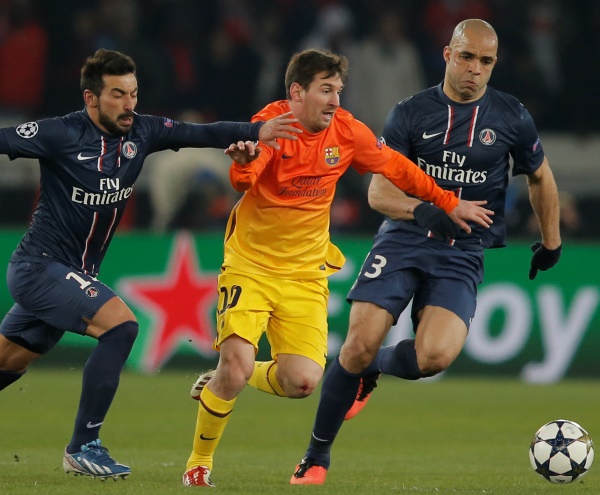 Lionel Messi (uprostřed) se v utkání proti PSG zranil.