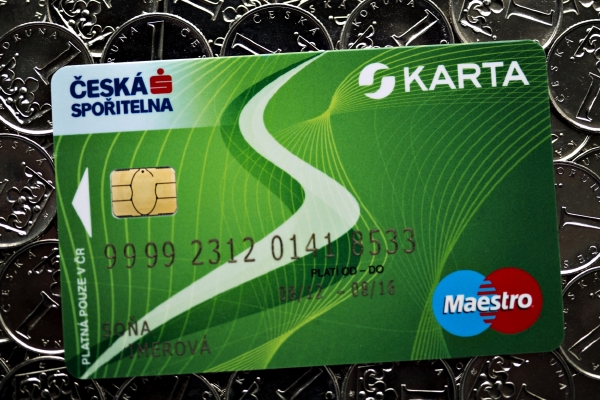Projekt sKaret od počátku provázela kontroverze.