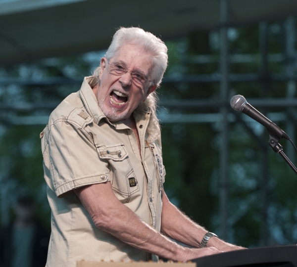John Mayall má i v osmdesáti letech skvělou formu.