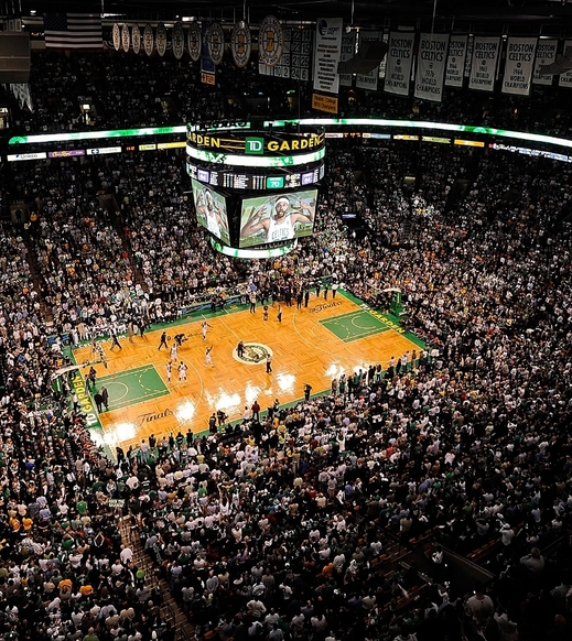 V Bostonu bývá často plné hlediště nejen na hokeji. Diváci zde žijí i basketbalem, tým Boston Celtics je vůbec nejúspěšnějším týmem NBA (titul vyhrál sedmnáctkrát). V Bostonu bývá často plné hlediště nejen na hokeji. Diváci zde žijí i basketbalem, tým Boston Celtics je vůbec nejúspěšnějším týmem NBA (titul vyhrál sedmnáctkrát).