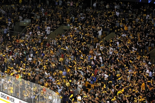 V Bostonu lidé hokejem žijí, v TD Garden nebývá ticho častým jevem. Čas od času se hlediště zabarví do žluto-černých barev. V Bostonu lidé hokejem žijí, v TD Garden nebývá ticho častým jevem. Čas od času se hlediště zabarví do žluto-černých barev.