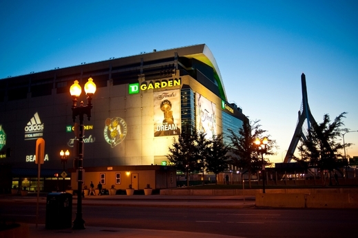 Z tréninkové haly to bude mít Jágr do bostonského svatostánku kolem 25 minut cesty. Na zápasy se do TD Garden, jejíž výstavba stále 165 milionů dolarů, vejde až 17 565 fanoušků. O komfort v hale nebude mít český hokejista rozhodně nouzi. Z tréninkové haly to bude mít Jágr do bostonského svatostánku kolem 25 minut cesty. Na zápasy se do TD Garden, jejíž výstavba stále 165 milionů dolarů, vejde až 17 565 fanoušků. O komfort v hale nebude mít český hokejista rozhodně nouzi.