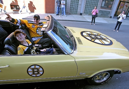 Během finále v roce 2011 propuklo ve městě hokejové šílenství. Lidí na stadionu i v ulicích dávali jasně najevo svou klubovou příslušnost. Během finále v roce 2011 propuklo ve městě hokejové šílenství. Lidí na stadionu i v ulicích dávali jasně najevo svou klubovou příslušnost.
