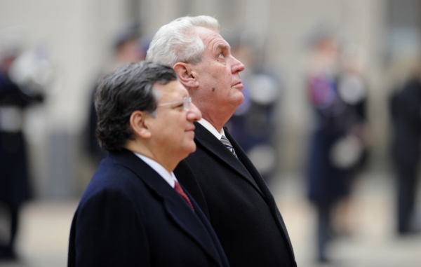 Prezident ČR Miloš Zeman (vpravo) a předseda Evropské komise José Manuel Barroso. Prezident ČR Miloš Zeman (vpravo) a předseda Evropské komise José Manuel Barroso.