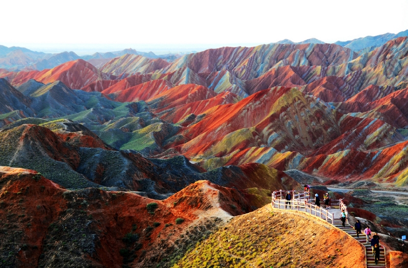 Kopce Danxia, Čína. Pruhy na úbočích kopců se táhnou po více než tisíc mil jižní a jihovýchodní Čínou a jsou reakcí vrstev kamene na tlak a klimatické opdmínky v průběhu milionů let. (Foto: Unbelievaleinfo.blogspot.com) Kopce Danxia, Čína. Pruhy na úbočích kopců se táhnou po více než tisíc mil jižní a jihovýchodní Čínou a jsou reakcí vrstev kamene na tlak a klimatické opdmínky v průběhu milionů let. (Foto: Unbelievaleinfo.blogspot.com)