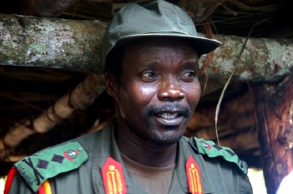 Joseph Kony úspěšně uniká početným pronásledovatelům.