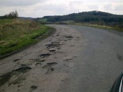 Jako tankodrom vypadala silnice u Nedvězí na Benešovsku po loňské zimě. Jako tankodrom vypadala silnice u Nedvězí na Benešovsku po loňské zimě.