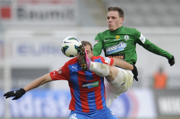  Jablonecký Ondřej Vaněk (vpravo) ostře atakuje Romana Adamova z Plzně.