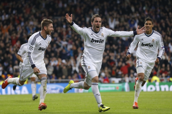 Útočník Realu Madrid Gonzalo Higuain (uprostřed) se raduje ze třetího gólu.