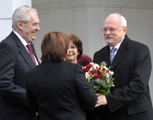 Český prezident Miloš Zeman (vlevo) doprovázený manželkou Ivanou zahájil 4. dubna v Bratislavě dvoudenní státní návštěvu Slovenska. Přivítali je slovenský prezident Ivan Gašparovič a jeho manželka Silvia (druhá zprava). Český prezident Miloš Zeman (vlevo) doprovázený manželkou Ivanou zahájil 4. dubna v Bratislavě dvoudenní státní návštěvu Slovenska. Přivítali je slovenský prezident Ivan Gašparovič a jeho manželka Silvia (druhá zprava).