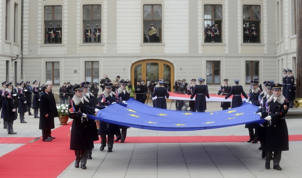 Prezident ČR Miloš Zeman a předseda Evropské komise José Manuel Barroso vyvěsili 3. dubna na prvním nádvoří Pražského hradu vlajku Evropské unie.
