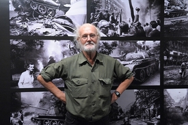 Josef Koudelka je jedním z nejvýznamnějších fotografů minulého století vůbec. Své snímky z invaze v roce 1968 nejdříve publikoval anonymně, později za ně dostal cenu Roberta Capy.