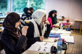Většina muslimek ve Francii si tvář nezakrývá.
