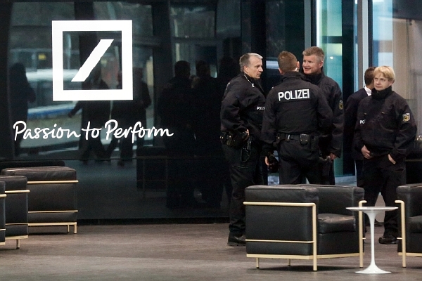 Policie ve frankfurtské hlavní budově Deutsche Bank (ilustrační foto).