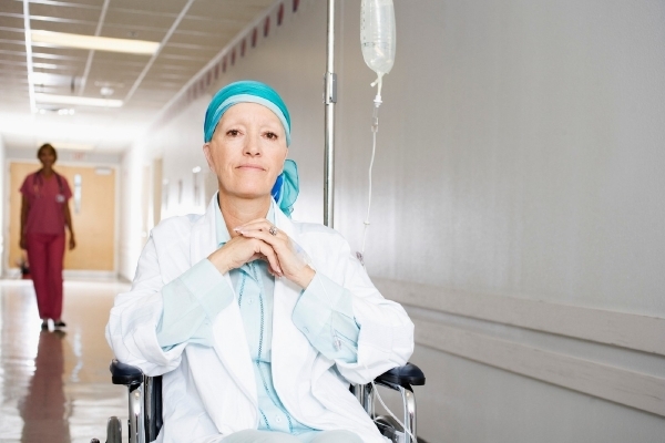 Pacienti s rakovinou se podle lékařů mnohdy léčby zbytečně obávají právě kvůli vedlejším účinkům. Pacienti s rakovinou se podle lékařů mnohdy léčby zbytečně obávají právě kvůli vedlejším účinkům.