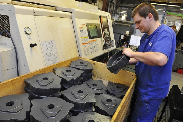 Strojírna v Oslavanech na Brněnsku se zabývá lehkou strojírenskou výrobou tlumičů a komponentů. Více než polovina produkce jde na export, zejména do zemí bývalého východního bloku a Ruska (ilustrační foto). Strojírna v Oslavanech na Brněnsku se zabývá lehkou strojírenskou výrobou tlumičů a komponentů. Více než polovina produkce jde na export, zejména do zemí bývalého východního bloku a Ruska (ilustrační foto).