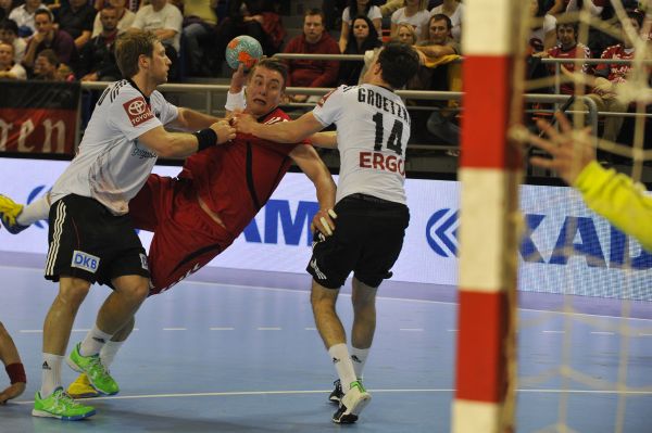 Filip Jícha mezi německými hráči Steffenem Weinholdem (vlevo) a Patrickem Grötzkim. Filip Jícha mezi německými hráči Steffenem Weinholdem (vlevo) a Patrickem Grötzkim.