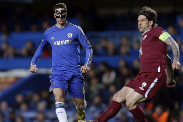 Fotbalista Fernando Torres napadá Romana Sharonova.