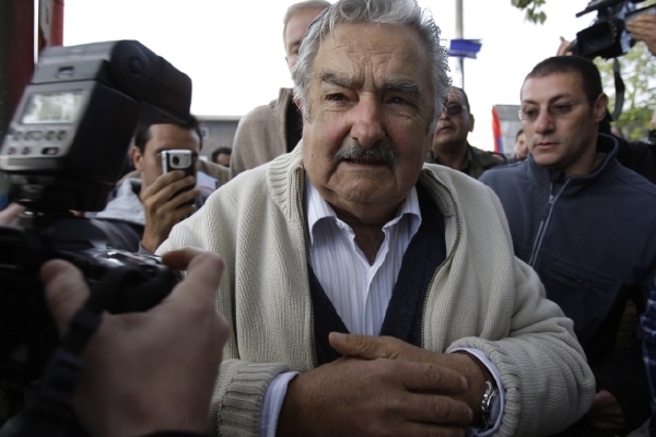 Uruguayský prezident José Mujica přehlédl zapnutý mikrofon. Uruguayský prezident José Mujica přehlédl zapnutý mikrofon.