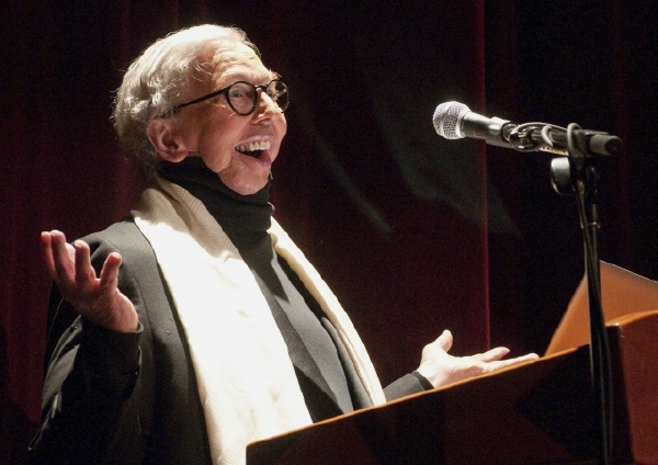 Roger Ebert napsal minulý rok přes 300 kritik. Roger Ebert napsal minulý rok přes 300 kritik.