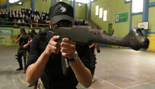 Hamas předvádí na veřejnosti své umění.
