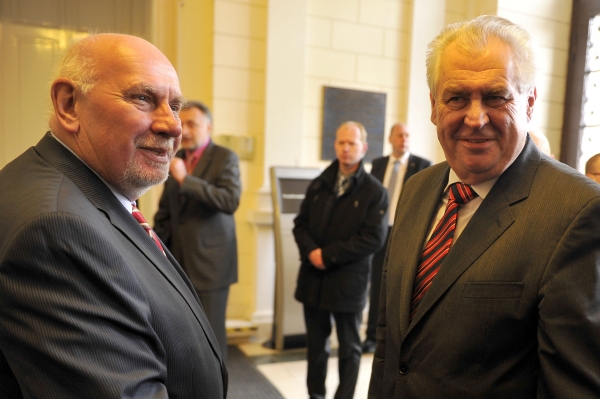 Předseda Ústavního soudu Pavel Rychetský (vlevo) se s prezidentem Milošem Zemanem umístil v anketě na nejlepší pozici.