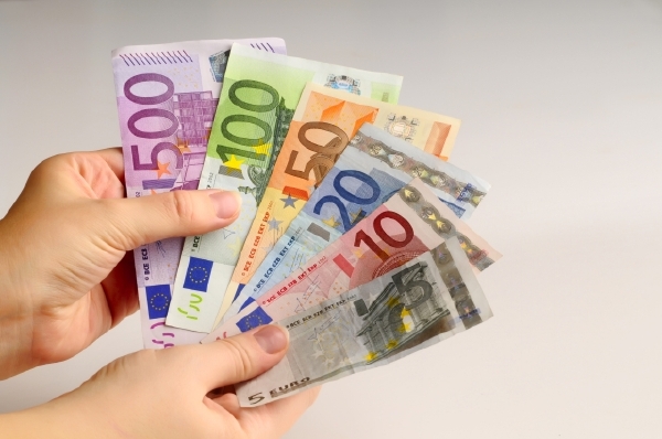 Přední německé podniky zahrnuté v burzovním indexu DAX letos vyplatí akcionářům na dividendách za loňský rok rekordních 27,6 miliardy eur (ilustrační foto). Přední německé podniky zahrnuté v burzovním indexu DAX letos vyplatí akcionářům na dividendách za loňský rok rekordních 27,6 miliardy eur (ilustrační foto).