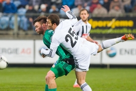 Tomáš Wágner z Příbrami (vlevo) a Hray Mkoyan z Budějovic.