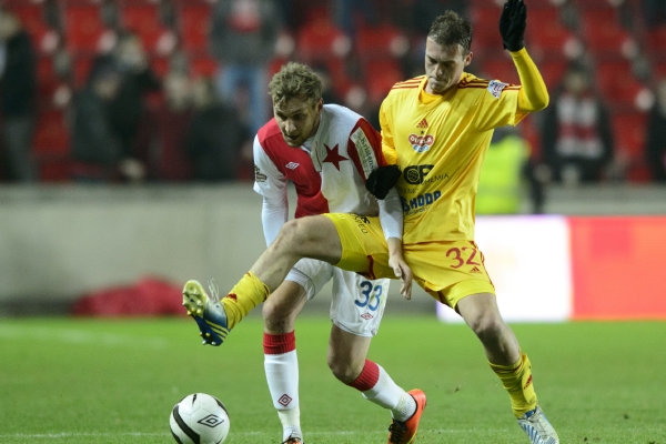 Zleva Dávid Škutka ze Slavie a Tomáš Borek z Dukly.