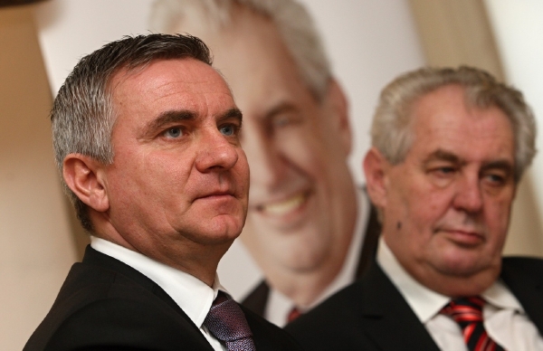 Prezident Miloš Zeman (vpravo) a jeho kancléř Vratislav Mynář.