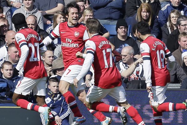 Tomáš Rosický se raduje se spoluhráči z Arsenalu. Tomáš Rosický se raduje se spoluhráči z Arsenalu.