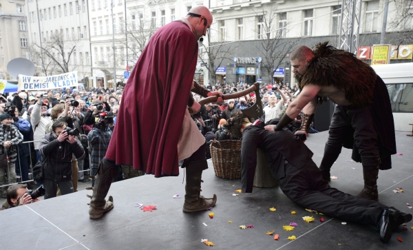 V rámci demonstrace proběhla symbolická poprava politika. V rámci demonstrace proběhla symbolická poprava politika.