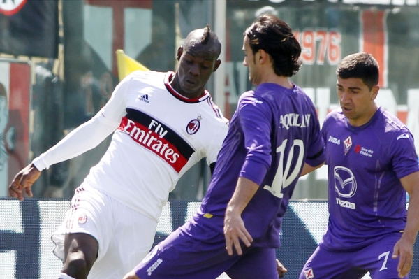 Útočník AC Milán Mario Balotelli (vlevo) prochází přes obranu Fiorentiny. 