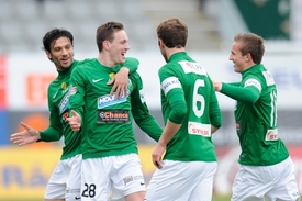Fotbalisté Jablonce slaví gól do sítě Slovácka.