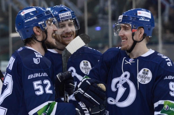 Hokejisté Dynama Moskva vyhráli první finálové utkání s Traktorem Čeljabinsk.