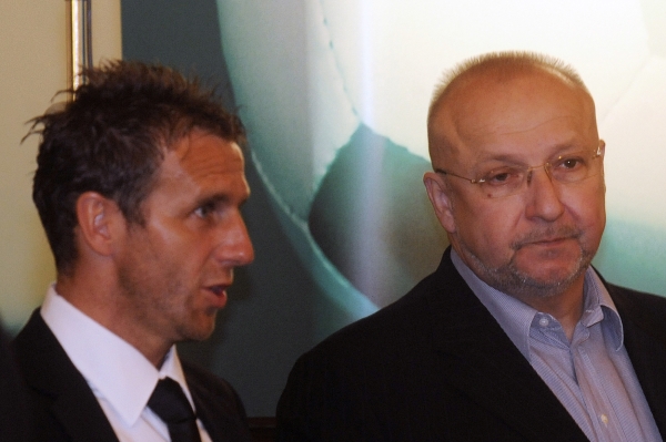 Příbramský šéf Jaroslav Starka (vpravo) odmítá nařčení Karla Poborského, že by jeho tým ovlivňoval hráče Českých Budějovic.
