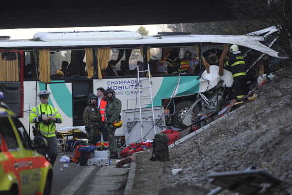 V autobuse bylo kolem 50 lidí a na místě nehody (na snímku) je asi sedm sanitek.