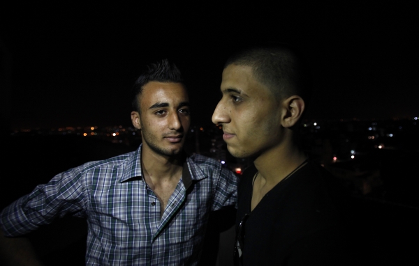 Policie chytá v palestinském pásmu Gazy mladíky s odlišným účesem. Policie chytá v palestinském pásmu Gazy mladíky s odlišným účesem.