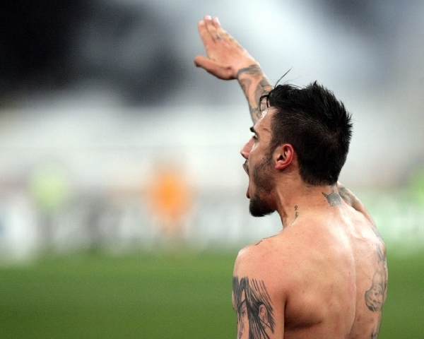 Hráč řecké fotbalové reprezentace Giorgos Katidis při hitlerovském pozdravu poté, co vstřelil gól. Událost z letošního března vyvolala velký skandál.