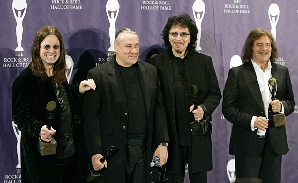 Black Sabbath při uvedení do Rock and Rollové síně slávy v březnu 2006. Black Sabbath při uvedení do Rock and Rollové síně slávy v březnu 2006.