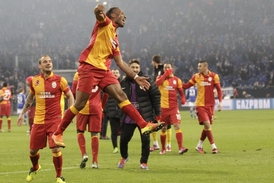 Galatasaray spoléhá i na umění kanonýra Didiera Drogby (vepředu).
