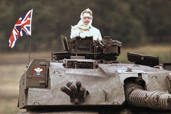 Margaret Thatcherová se projela v tanku při návštěvě britských ozbrojených sil v německém Hamburku roku 1986.