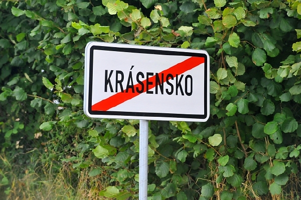 Míjíte značku s koncem obce, ale na začátku žádná nebyla? Nevadí, i tak jste měli dodržet rychlost.
