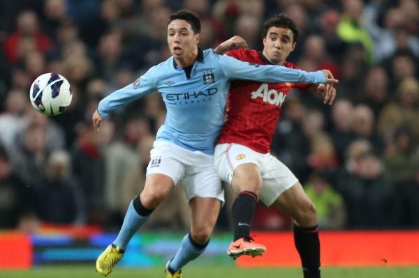 Samir Nasri (vlevo) z Manchesteru City bojuje s Rafaelem z United.